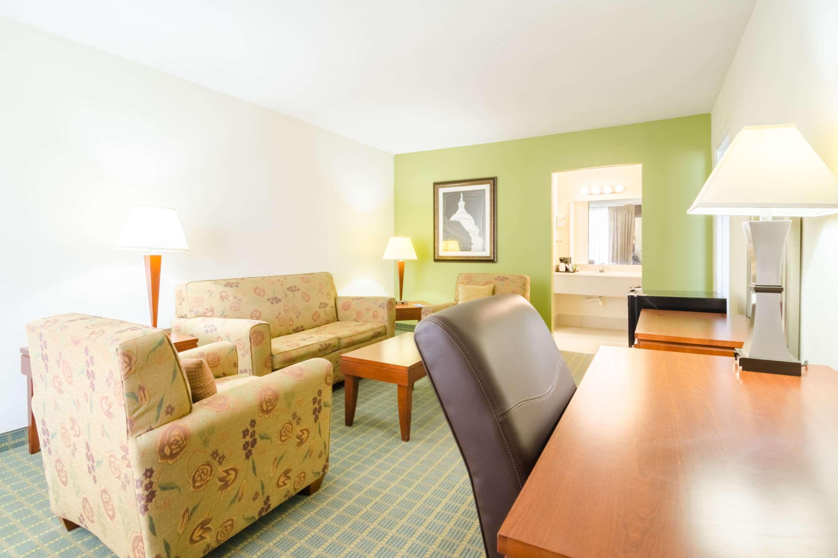 Rodeway Inn & Suites Greensboro Southeast Exterior photo