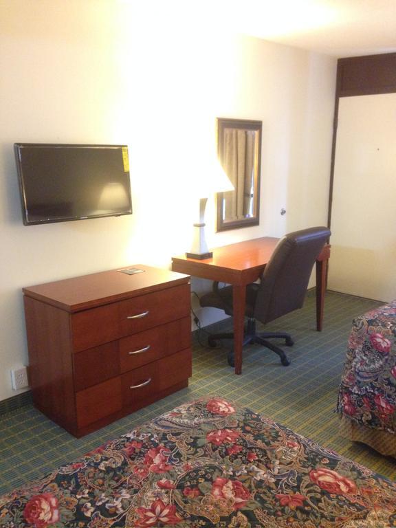 Rodeway Inn & Suites Greensboro Southeast Room photo