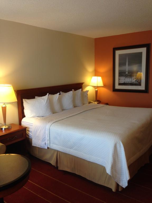 Rodeway Inn & Suites Greensboro Southeast Room photo